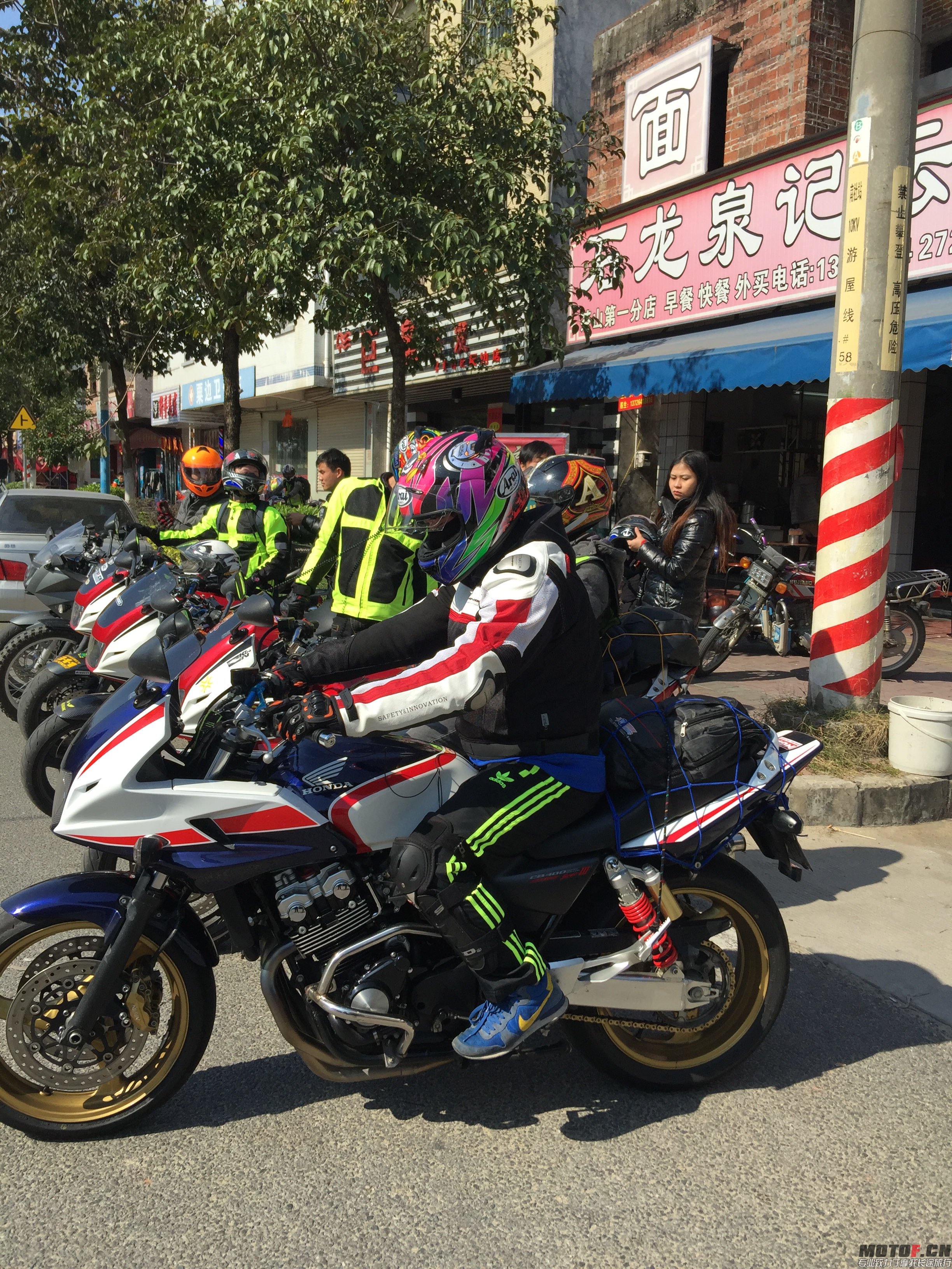 出发前来个合照