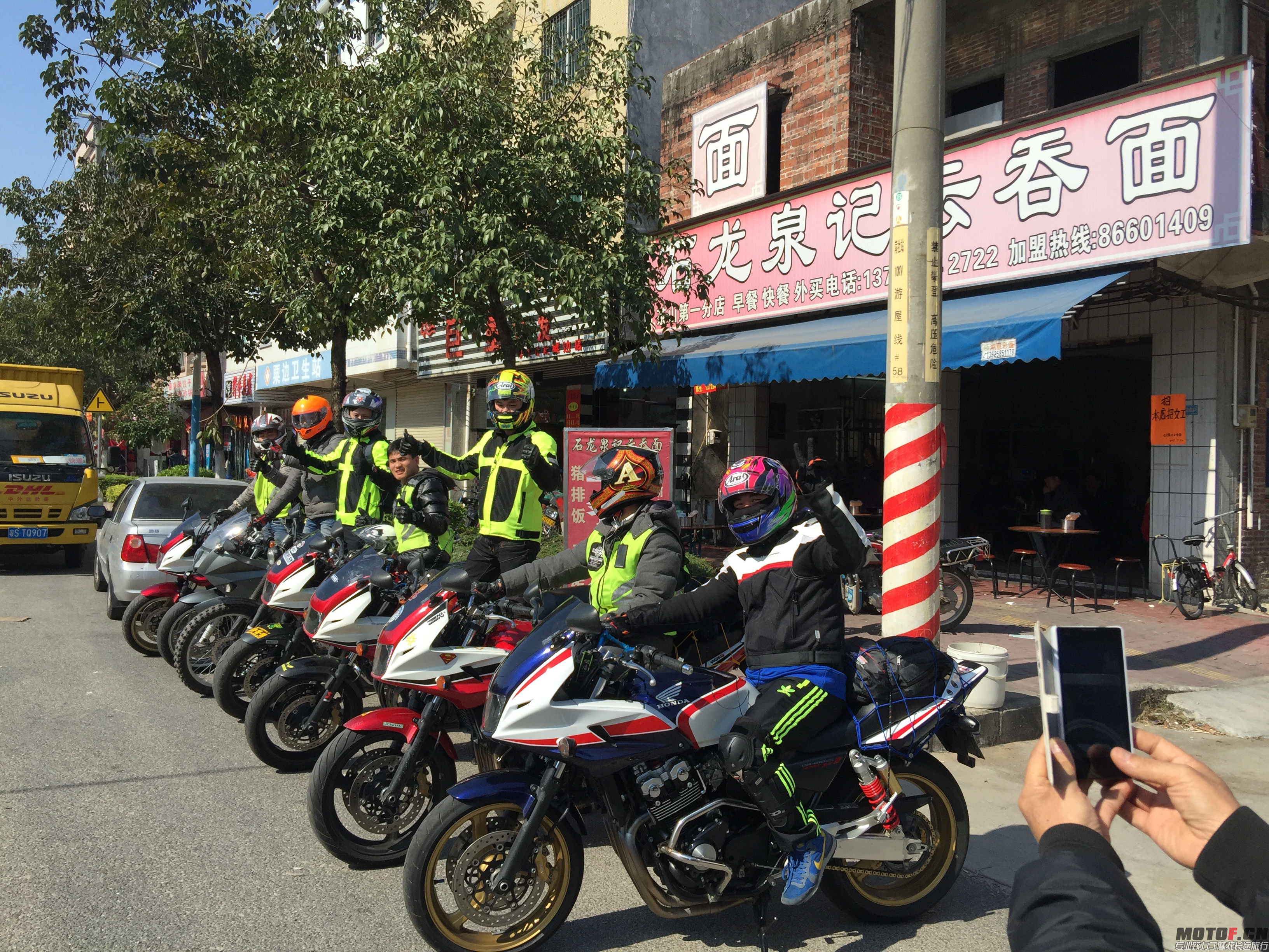 出发前来个合照