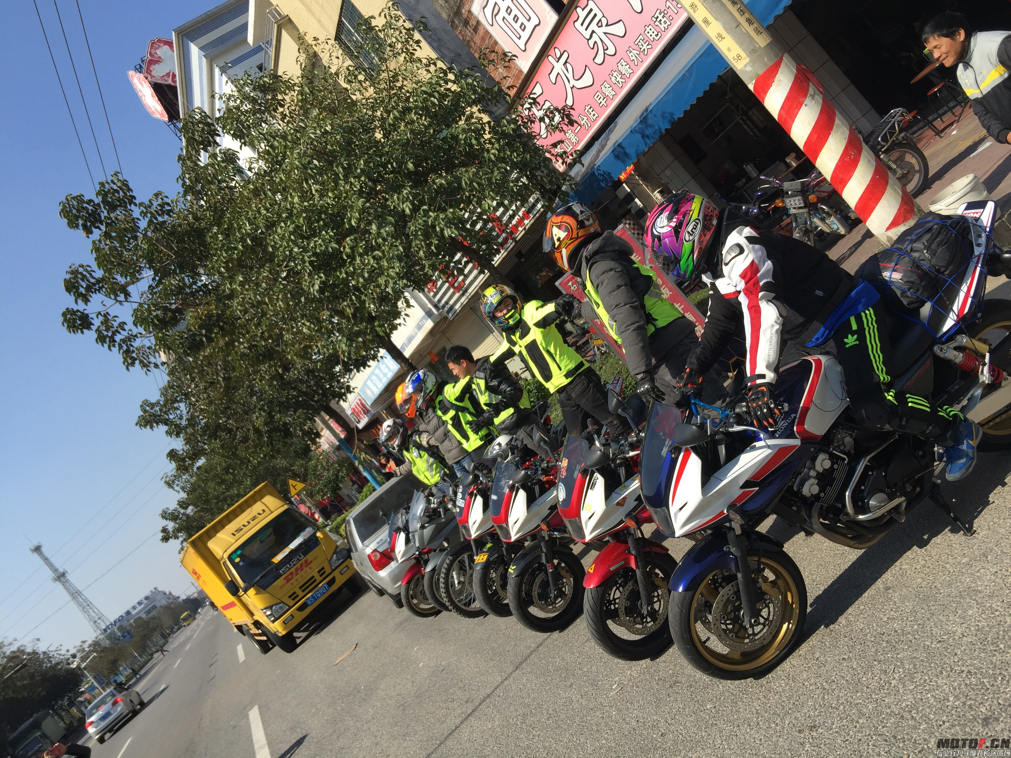 出发前来个合照