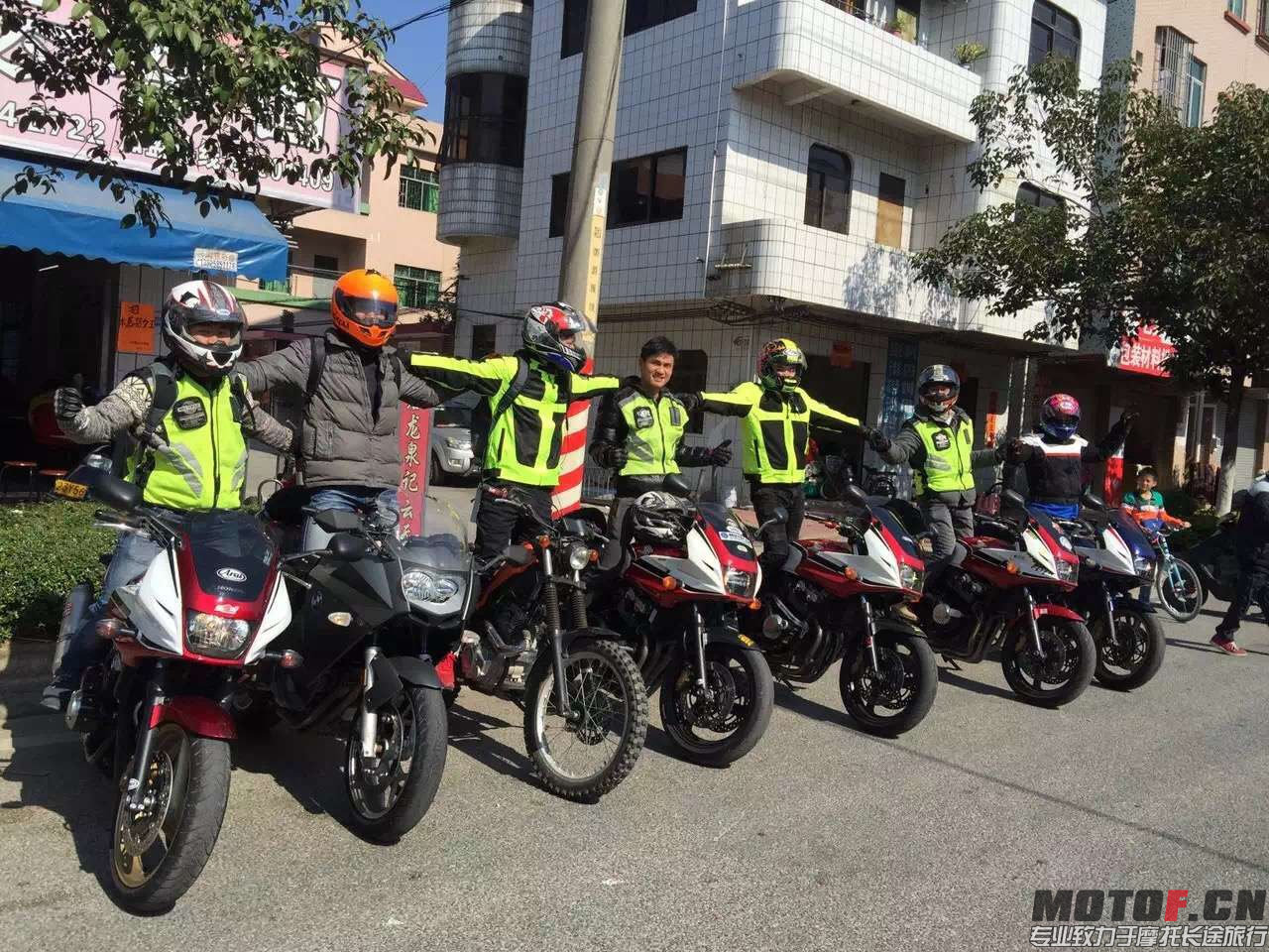 出发前来个合照