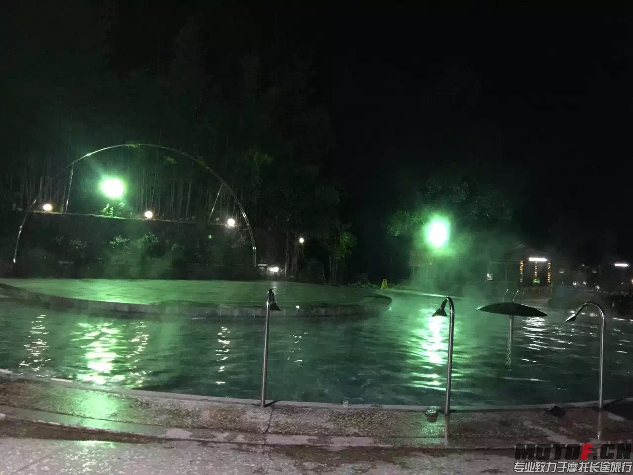 入住酒店然后泡个温泉