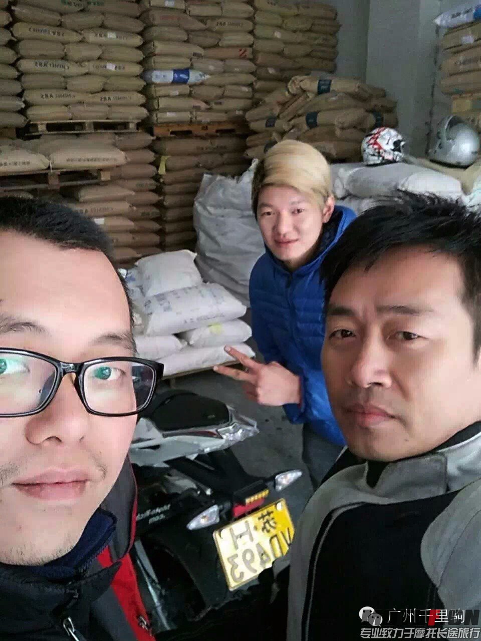 马哥和畅游公社的成员合影（左为千里驹马哥，右为畅游公社大麻成，后为帅气的车友）