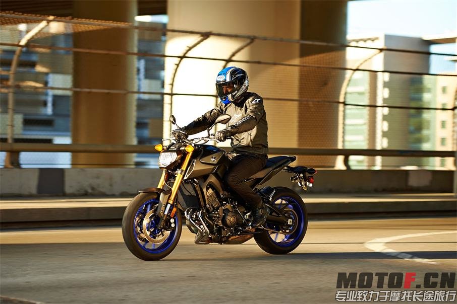 2015-Yamaha-FZ09a.jpg