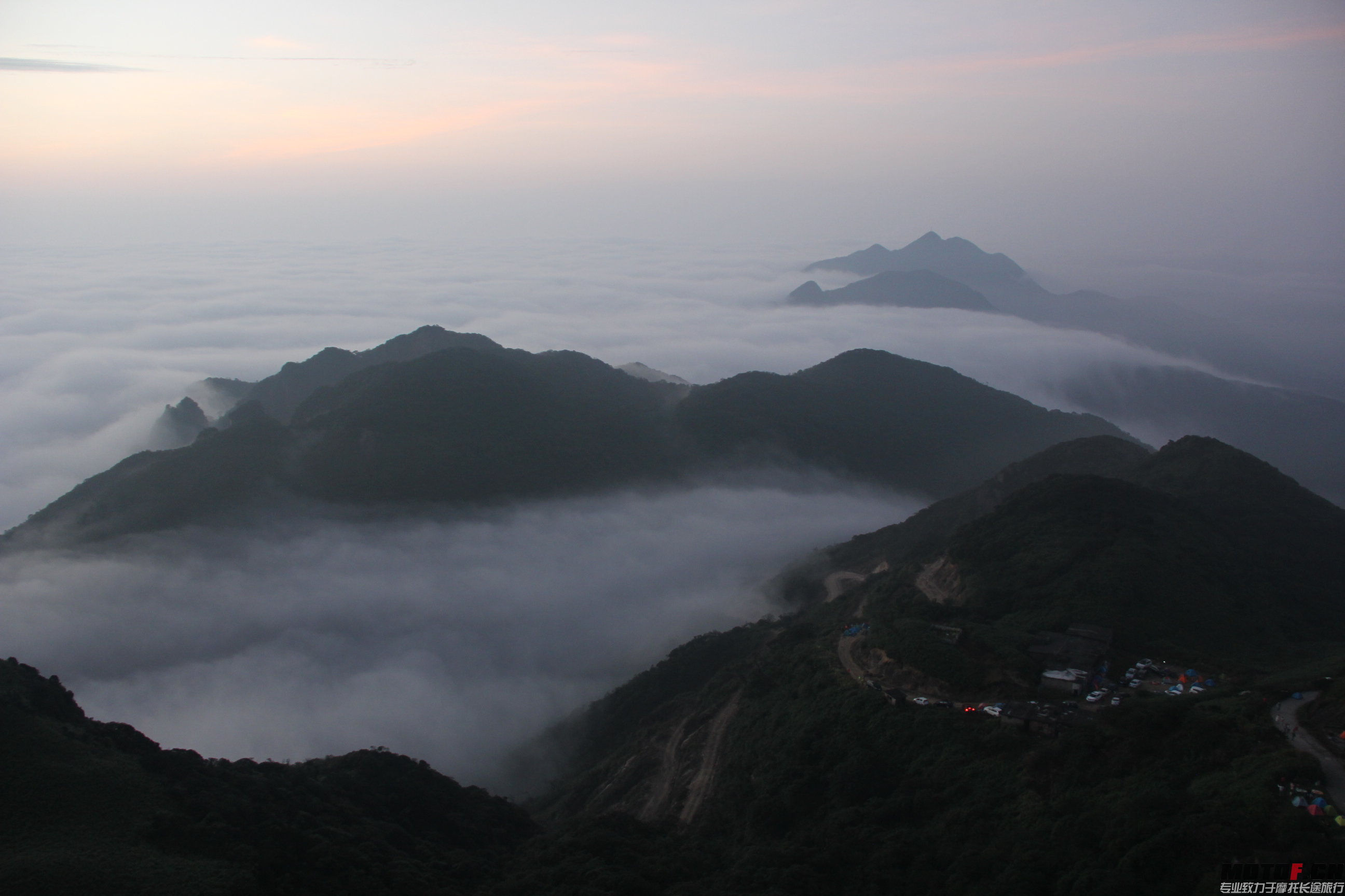 云带流过山间