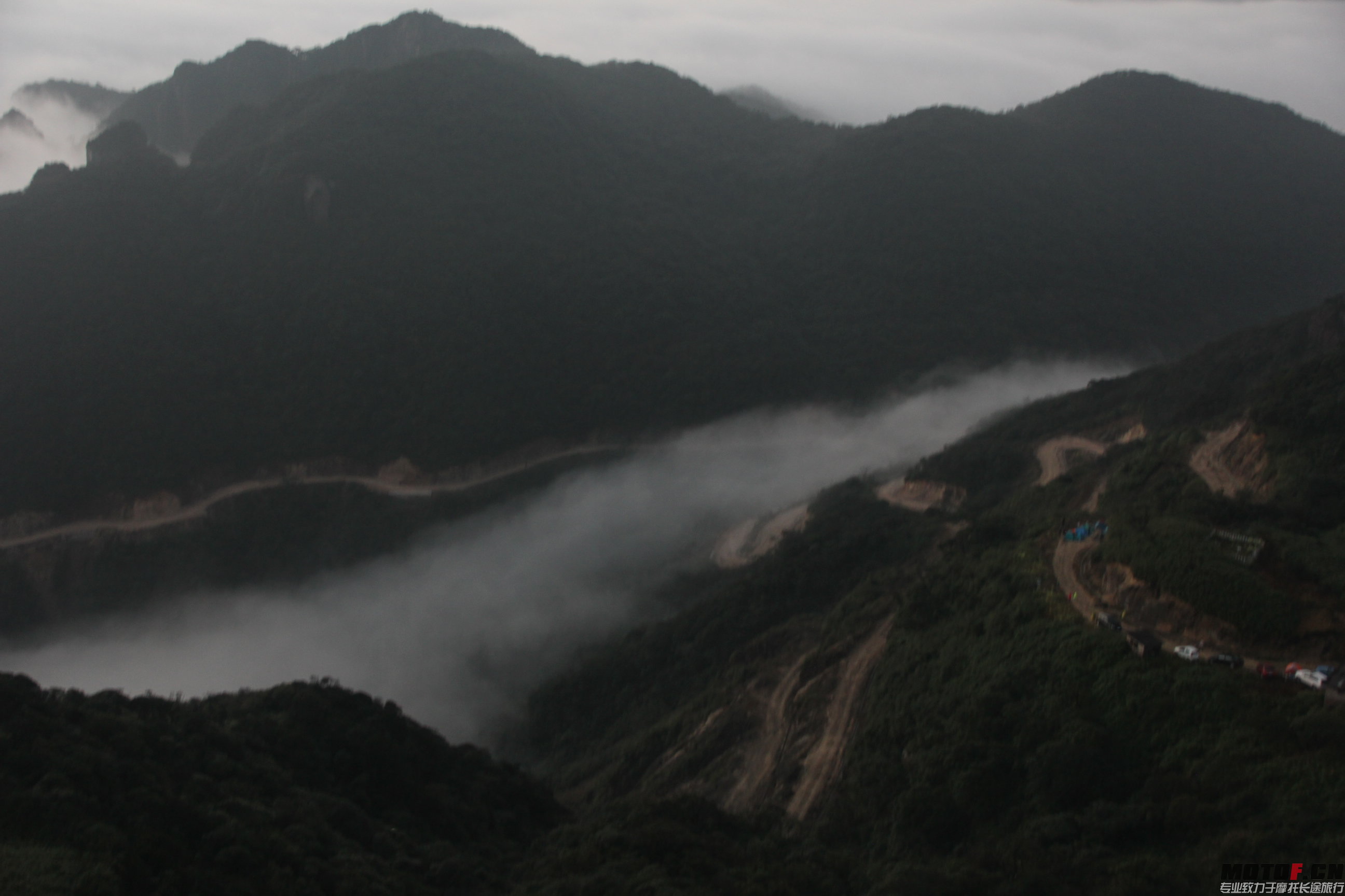 流云过山间