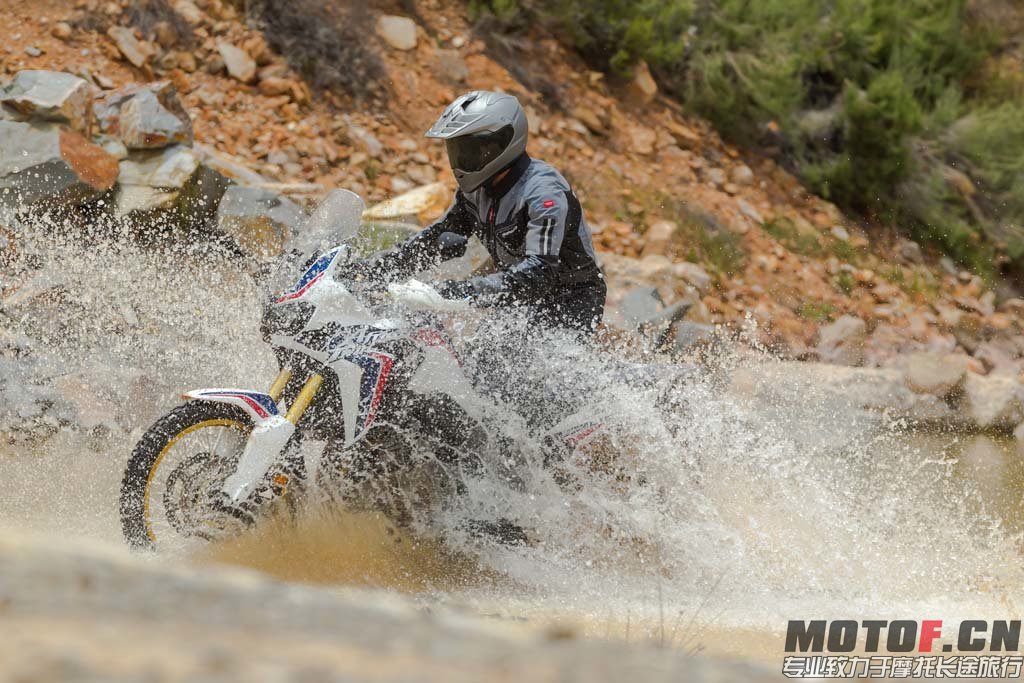 121515-2016-honda_crf1000l_africatwin_ym16_1342b.jpg