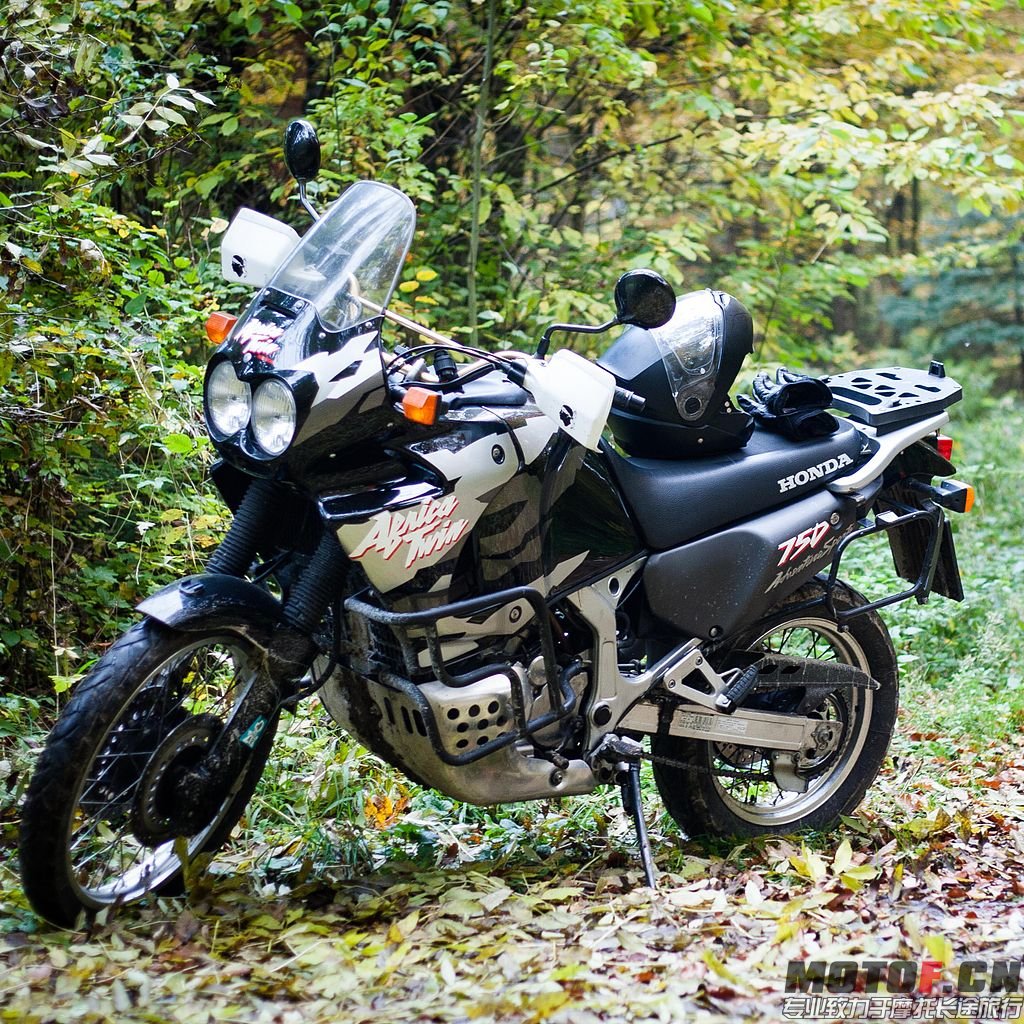 1024px-Honda_Africa_Twin_XRV750T.jpg