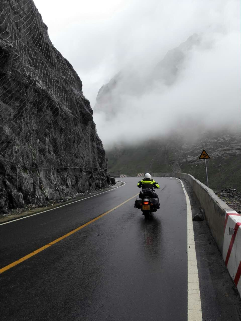 雨雾中的独库公路