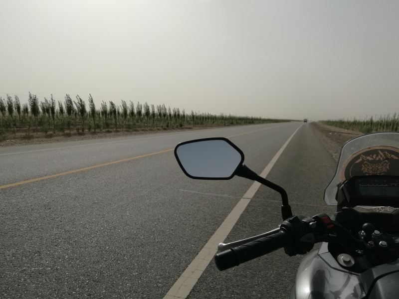 沙漠的公路笔直笔直的一眼看不到头