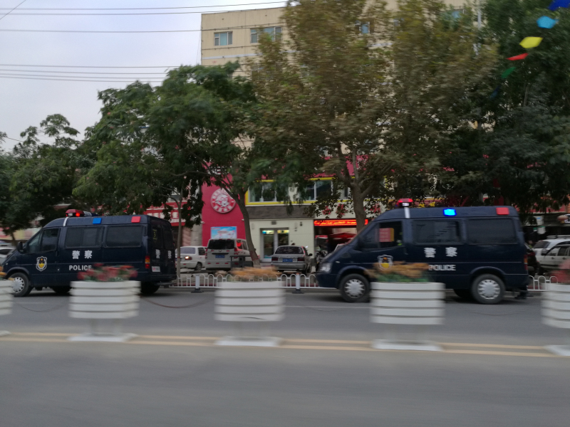 路口的装甲车和武警