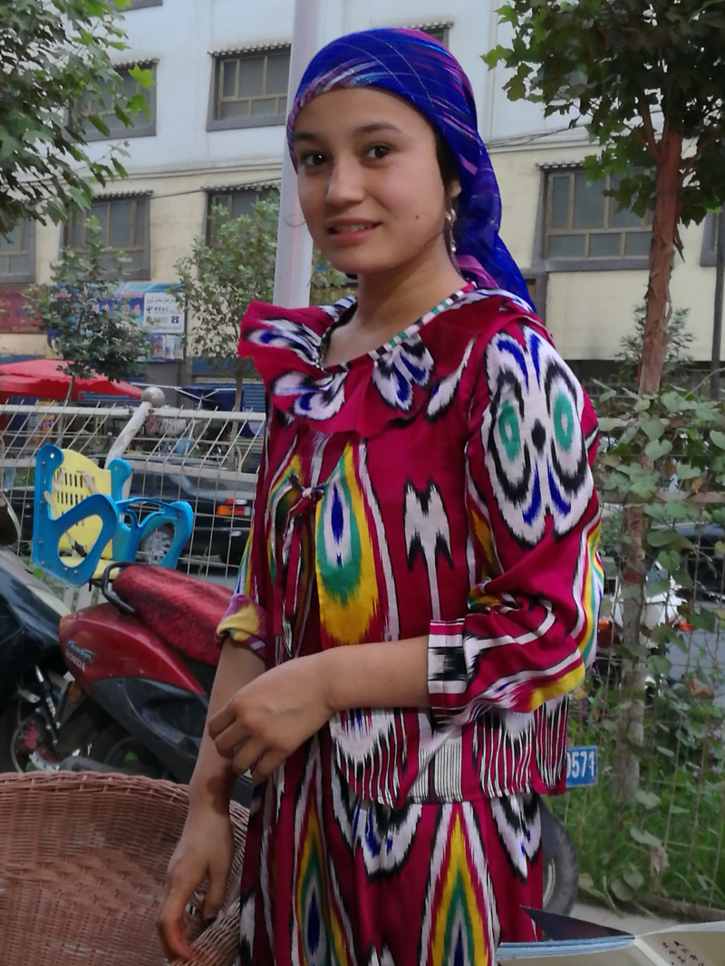 终于抢到一张新疆美女照片