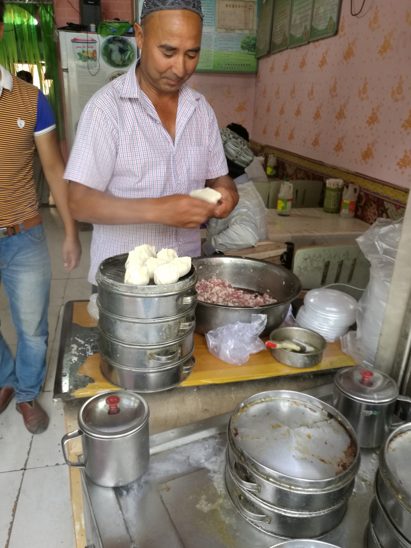 中午在路边一个小餐厅吃饭