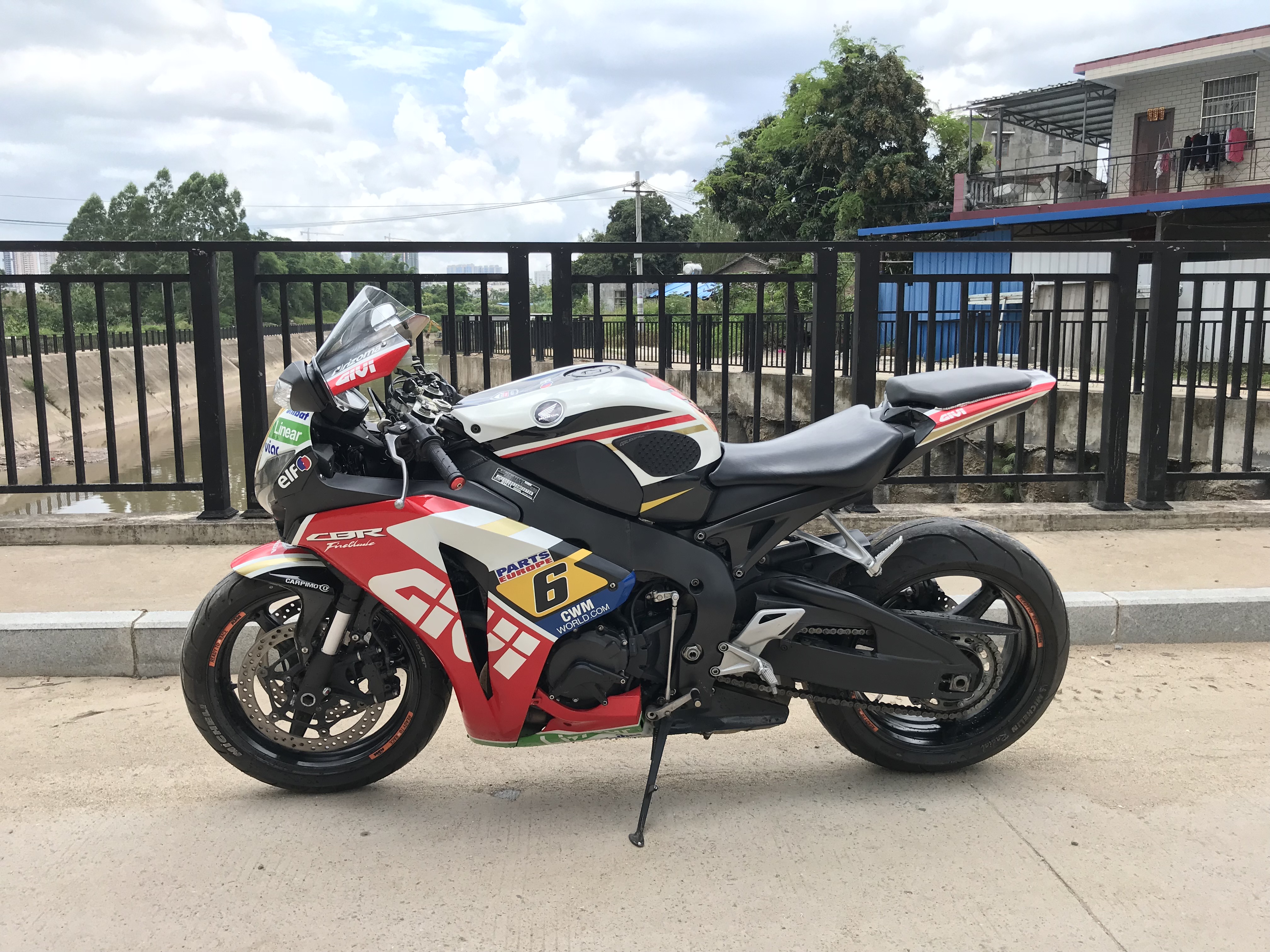 08CBR1000.JPG