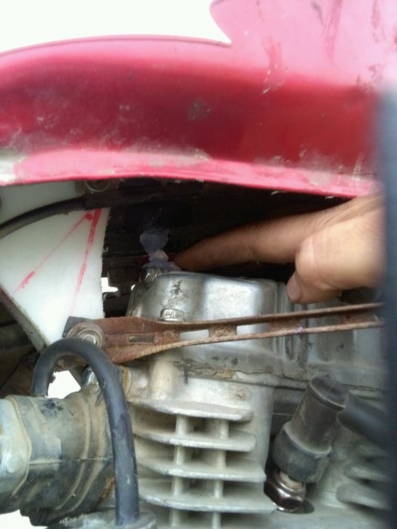 缸盖和车架之间打中性玻璃胶给缸盖和车架减震