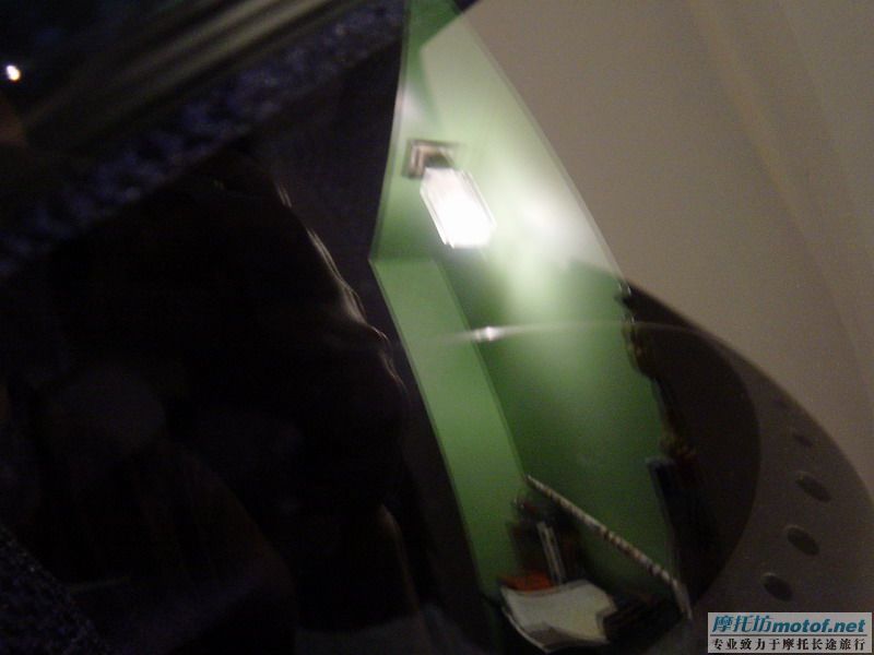 出VR-1的顶级型号头盔MC01,揭面设计