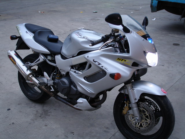 卖VTR1000F和比亚乔淑女125cc