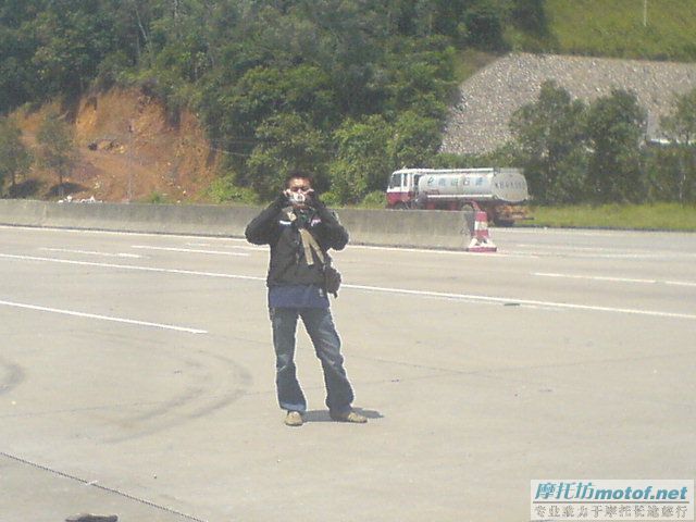 西冲三人行(用索爱手机W800C拍的PP)