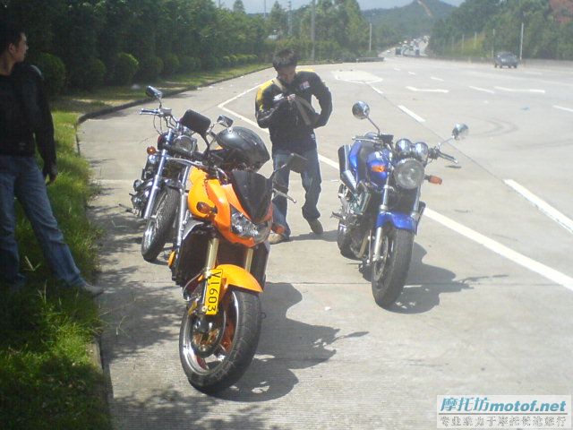 西冲三人行(用索爱手机W800C拍的PP)