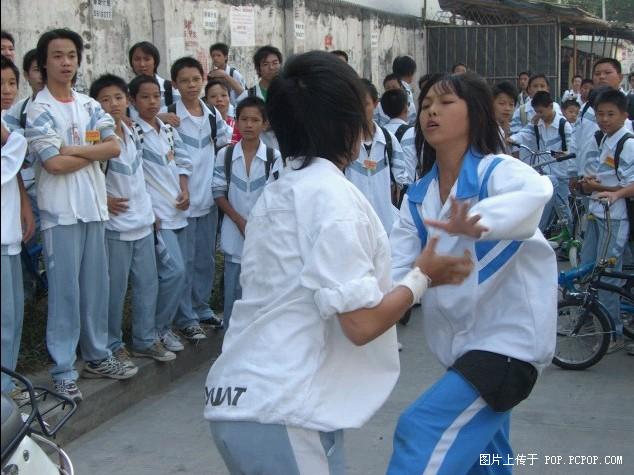 初中女学生单挑现场．．．．唉．．-->石头鱼转移