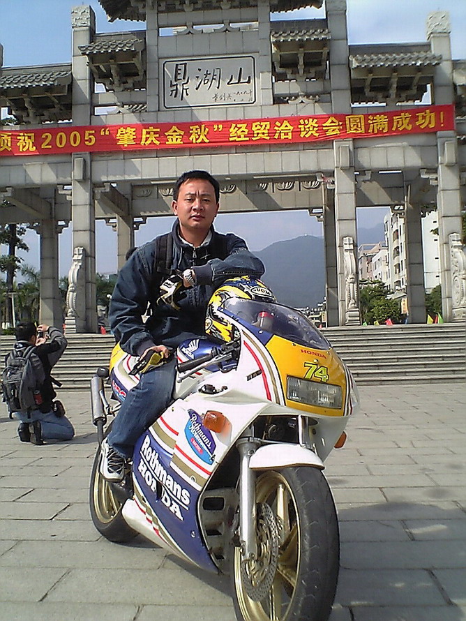 手机啪的!仲有清远落场相