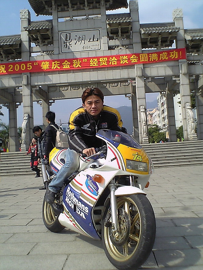手机啪的!仲有清远落场相