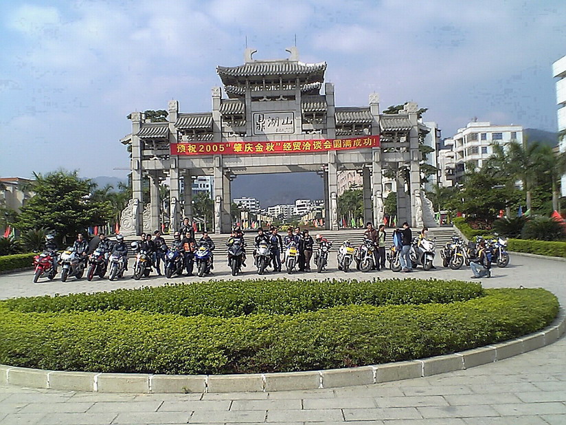 手机啪的!仲有清远落场相