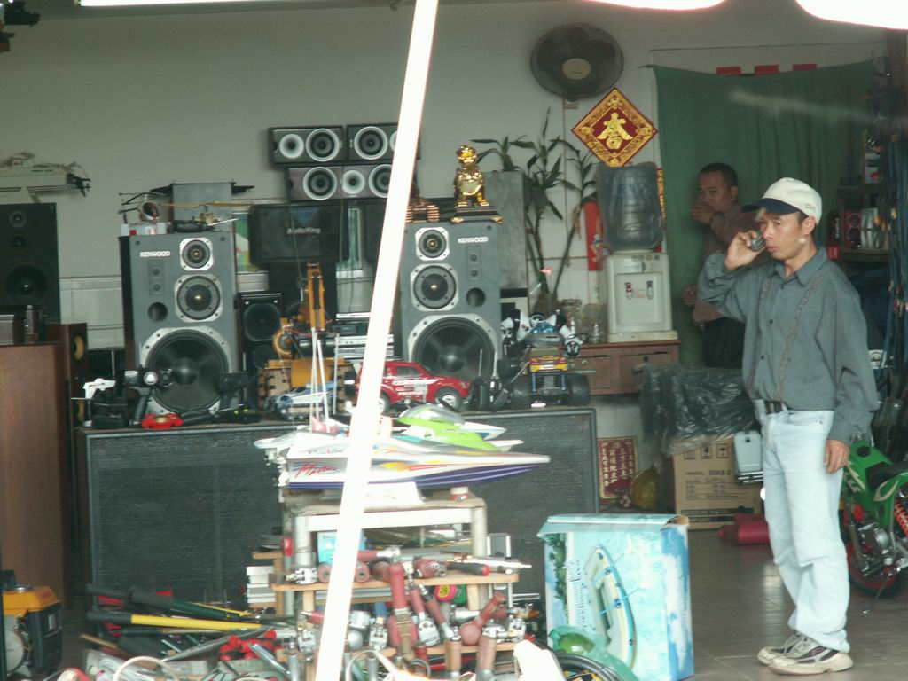 "血拼"洋垃圾.