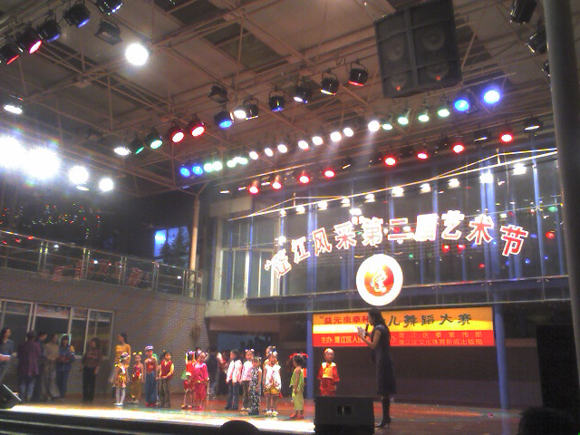 2005年江门侨乡旅游节文艺晚会现场