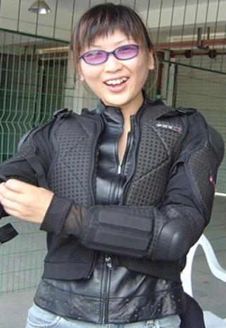 英姿飒爽＋红颜妩媚的广州头号女车手——冬天之最新写真集！
