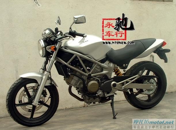 请大家进来评一下以下几款街车，我认为外型都不错。