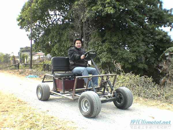 试驾＂ＪＡＭＥＳ＂自主开发电池车！