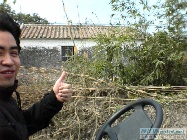 试驾＂ＪＡＭＥＳ＂自主开发电池车！