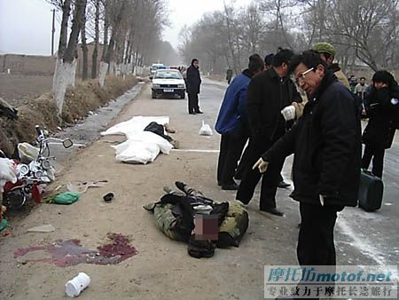 交警追摩托车致父子身亡 警察保护现场不救人