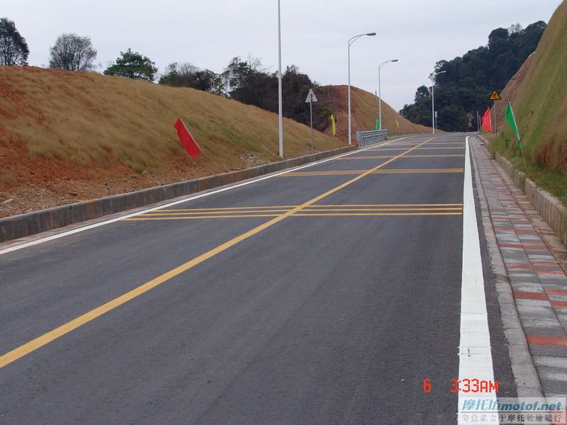 今天开着车跟着新英的两位MOTO高手后面