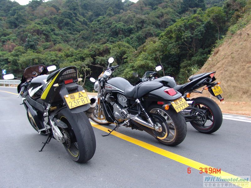 今天开着车跟着新英的两位MOTO高手后面