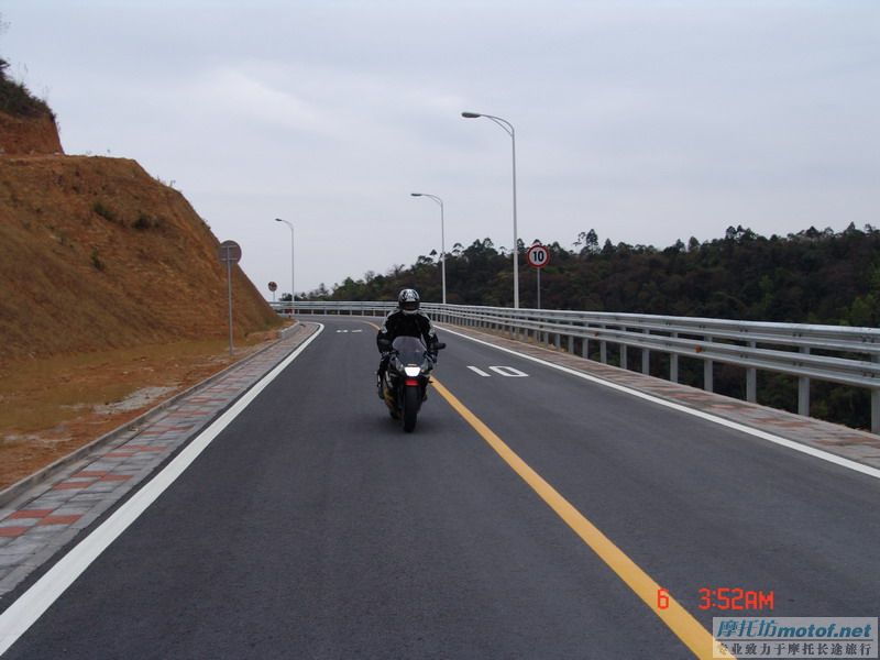 今天开着车跟着新英的两位MOTO高手后面