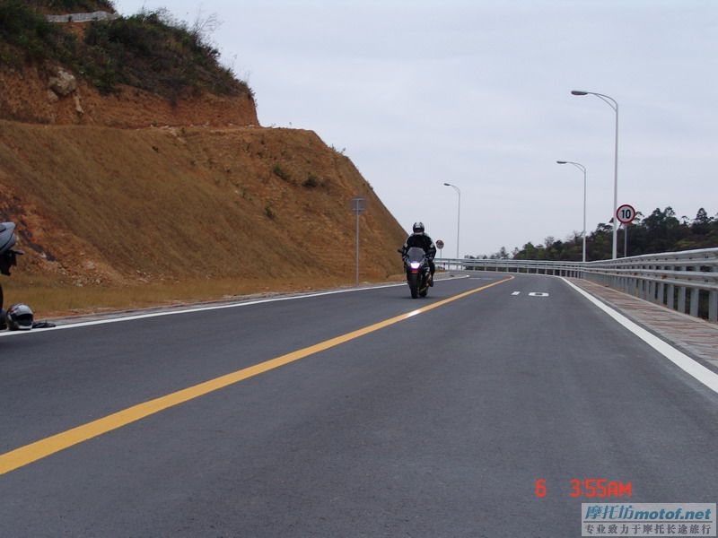 今天开着车跟着新英的两位MOTO高手后面