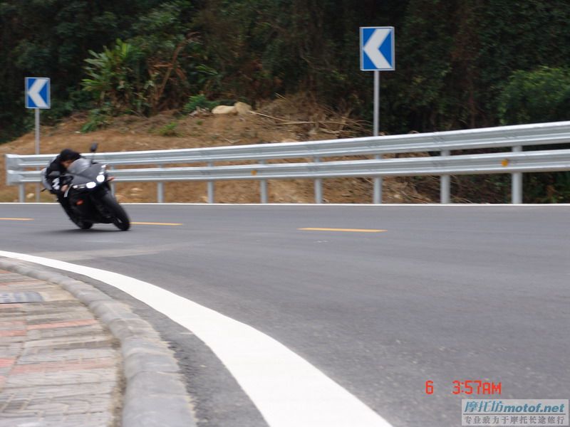 今天开着车跟着新英的两位MOTO高手后面
