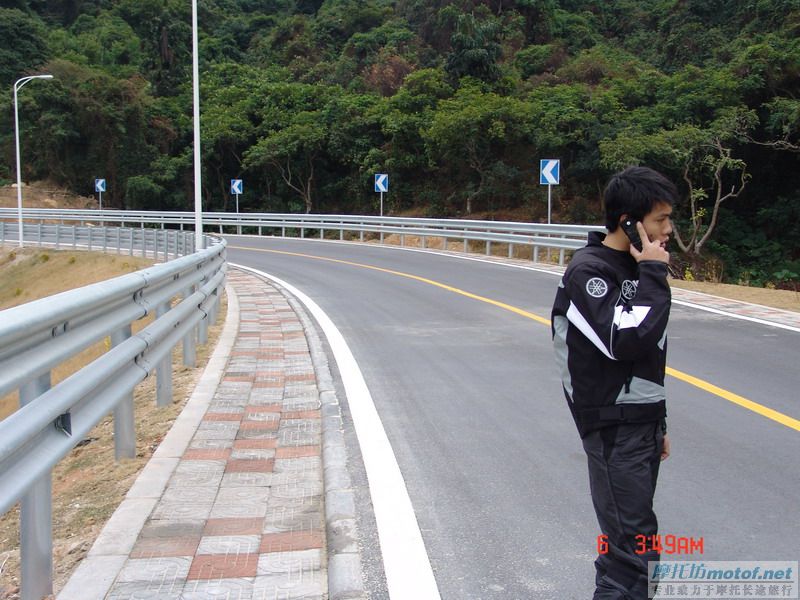 今天开着车跟着新英的两位MOTO高手后面