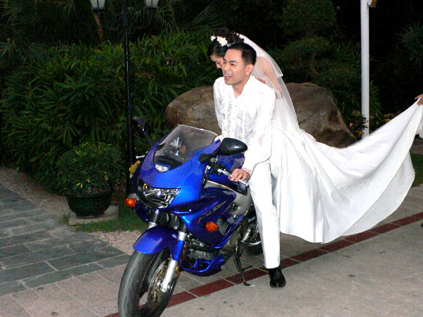 怒罗江闷伉俪 "婚纱"  谍照
