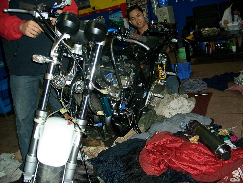 茂名地区出售精神靓仔CB400VTEC1，价格25000，有真牌，多处改装