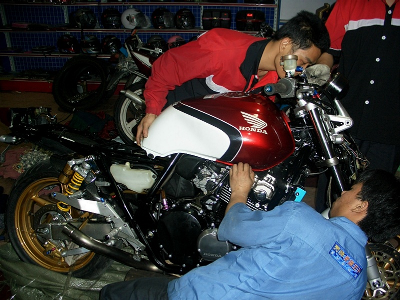 茂名地区出售精神靓仔CB400VTEC1，价格25000，有真牌，多处改装