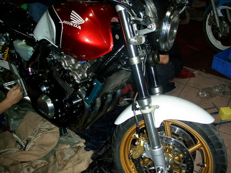 茂名地区出售精神靓仔CB400VTEC1，价格25000，有真牌，多处改装