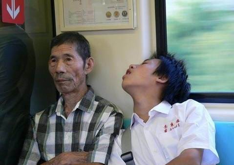 地铁真实抓拍～！哈哈！