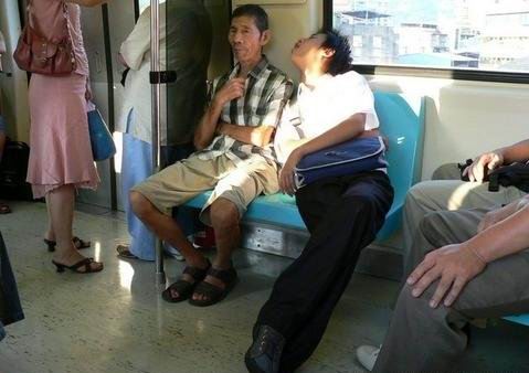 地铁真实抓拍～！哈哈！