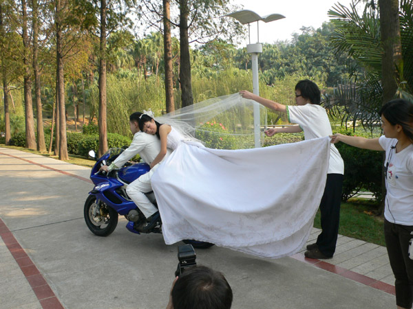 怒罗江闷伉俪 "婚纱" 谍照 (续)