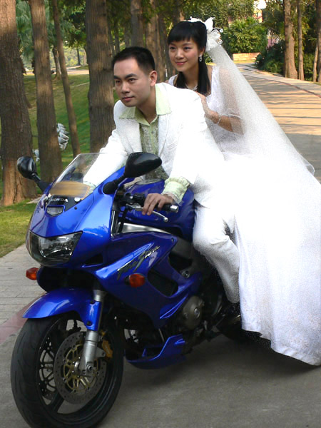 怒罗江闷伉俪 "婚纱" 谍照 (续)