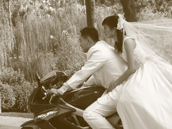 怒罗江闷伉俪 "婚纱" 谍照 (续)