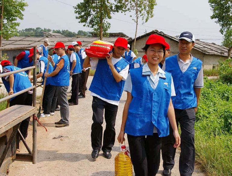 发几张和公司领导一起参加爱心活动的PP