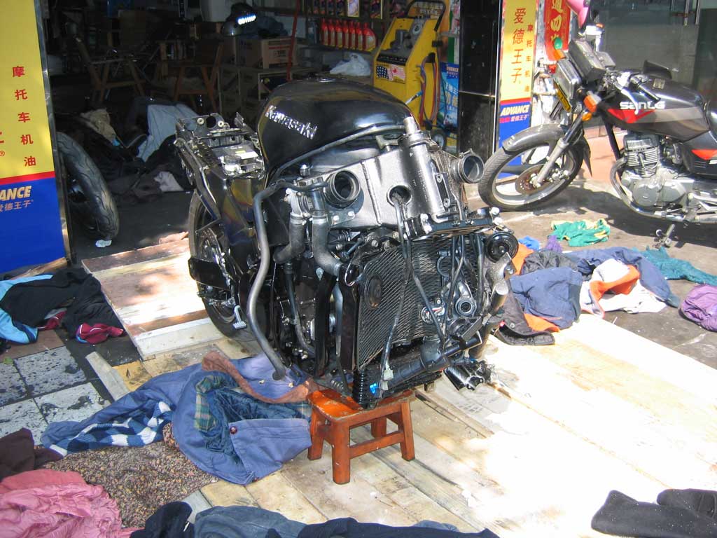 开平CM车友今天收到碣石运过来的99 ZZR1100